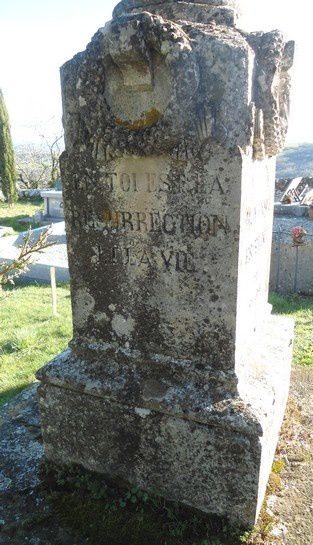 L’église Saint Amans de Costrix doit sa renommée à deux anciens chapiteaux préromans classés MH et à son retable classé à l’inventaire