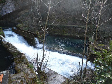 La Sorgues prend sa source au sud de Saint Affrique, c'est la résurgence de Sorgues. Après un parcours d’une quarantaine de kilomètres, elle se jette dans le Dourdou de Camarès à Vabres l’Abbaye