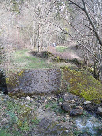 La Sorgues prend sa source au sud de Saint Affrique, c'est la résurgence de Sorgues. Après un parcours d’une quarantaine de kilomètres, elle se jette dans le Dourdou de Camarès à Vabres l’Abbaye