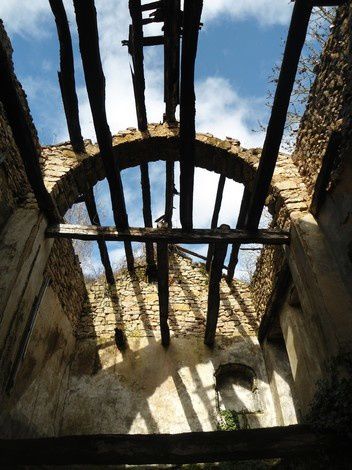 La Sorgues prend sa source au sud de Saint Affrique, c'est la résurgence de Sorgues. Après un parcours d’une quarantaine de kilomètres, elle se jette dans le Dourdou de Camarès à Vabres l’Abbaye