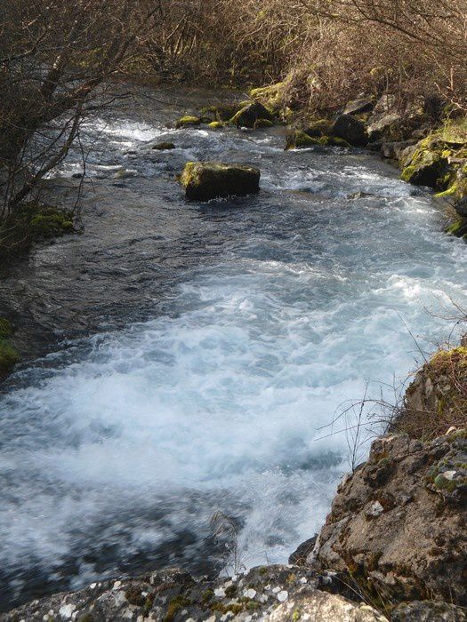 La Sorgues prend sa source au sud de Saint Affrique, c'est la résurgence de Sorgues. Après un parcours d’une quarantaine de kilomètres, elle se jette dans le Dourdou de Camarès à Vabres l’Abbaye