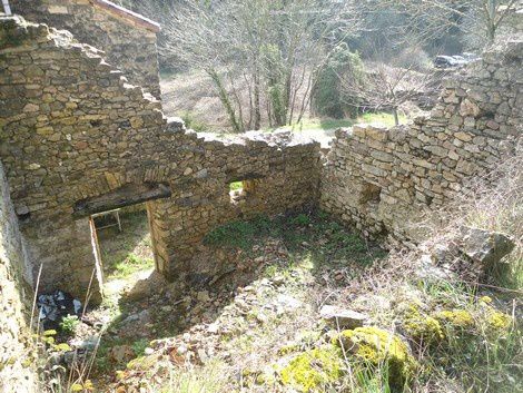 La Sorgues prend sa source au sud de Saint Affrique, c'est la résurgence de Sorgues. Après un parcours d’une quarantaine de kilomètres, elle se jette dans le Dourdou de Camarès à Vabres l’Abbaye