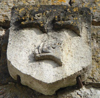 La Sorgues prend sa source au sud de Saint Affrique, c'est la résurgence de Sorgues. Après un parcours d’une quarantaine de kilomètres, elle se jette dans le Dourdou de Camarès à Vabres l’Abbaye