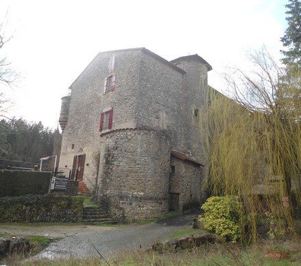 La Sorgues prend sa source au sud de Saint Affrique, c'est la résurgence de Sorgues. Après un parcours d’une quarantaine de kilomètres, elle se jette dans le Dourdou de Camarès à Vabres l’Abbaye