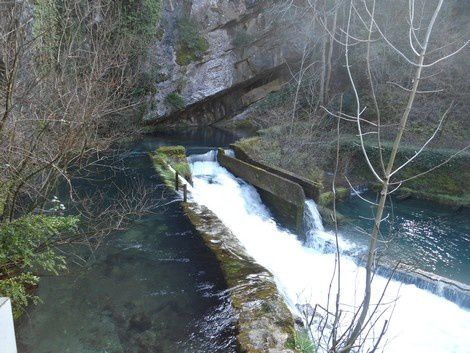 La Sorgues prend sa source au sud de Saint Affrique, c'est la résurgence de Sorgues. Après un parcours d’une quarantaine de kilomètres, elle se jette dans le Dourdou de Camarès à Vabres l’Abbaye
