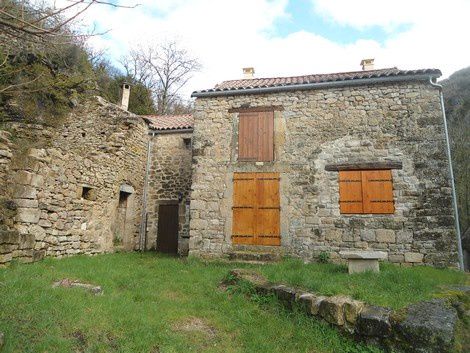 La Sorgues prend sa source au sud de Saint Affrique, c'est la résurgence de Sorgues. Après un parcours d’une quarantaine de kilomètres, elle se jette dans le Dourdou de Camarès à Vabres l’Abbaye