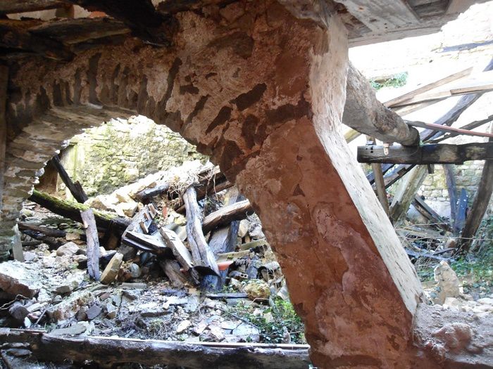 La Sorgues prend sa source au sud de Saint Affrique, c'est la résurgence de Sorgues. Après un parcours d’une quarantaine de kilomètres, elle se jette dans le Dourdou de Camarès à Vabres l’Abbaye