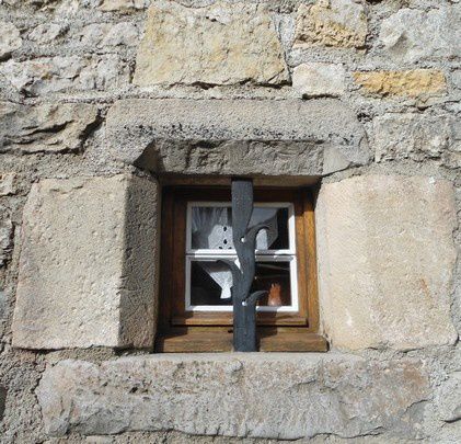 La Sorgues prend sa source au sud de Saint Affrique, c'est la résurgence de Sorgues. Après un parcours d’une quarantaine de kilomètres, elle se jette dans le Dourdou de Camarès à Vabres l’Abbaye