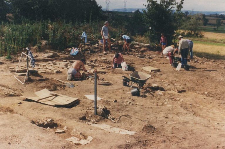 le site archéologique du Sabel comprend un dolmen, des tombes rupestres, des sarcophages pour le cimetière mais aussi un habitat ancien avec pressoir et traces de constructions diverses