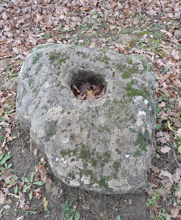 le site archéologique du Sabel comprend un dolmen, des tombes rupestres, des sarcophages pour le cimetière mais aussi un habitat ancien avec pressoir et traces de constructions diverses