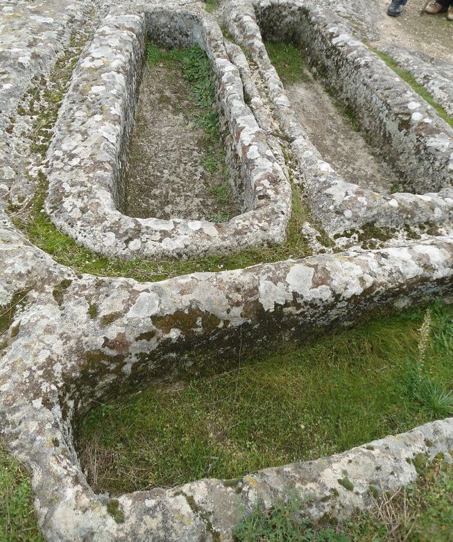 le site archéologique du Sabel comprend un dolmen, des tombes rupestres, des sarcophages pour le cimetière mais aussi un habitat ancien avec pressoir et traces de constructions diverses