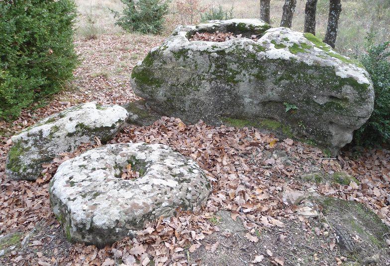 le site archéologique du Sabel comprend un dolmen, des tombes rupestres, des sarcophages pour le cimetière mais aussi un habitat ancien avec pressoir et traces de constructions diverses