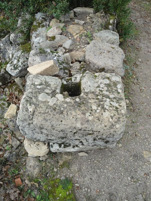 le site archéologique du Sabel comprend un dolmen, des tombes rupestres, des sarcophages pour le cimetière mais aussi un habitat ancien avec pressoir et traces de constructions diverses