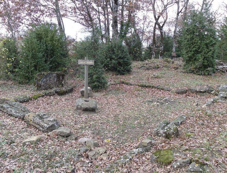 le site archéologique du Sabel comprend un dolmen, des tombes rupestres, des sarcophages pour le cimetière mais aussi un habitat ancien avec pressoir et traces de constructions diverses