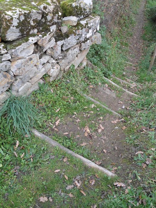 le site archéologique du Sabel comprend un dolmen, des tombes rupestres, des sarcophages pour le cimetière mais aussi un habitat ancien avec pressoir et traces de constructions diverses