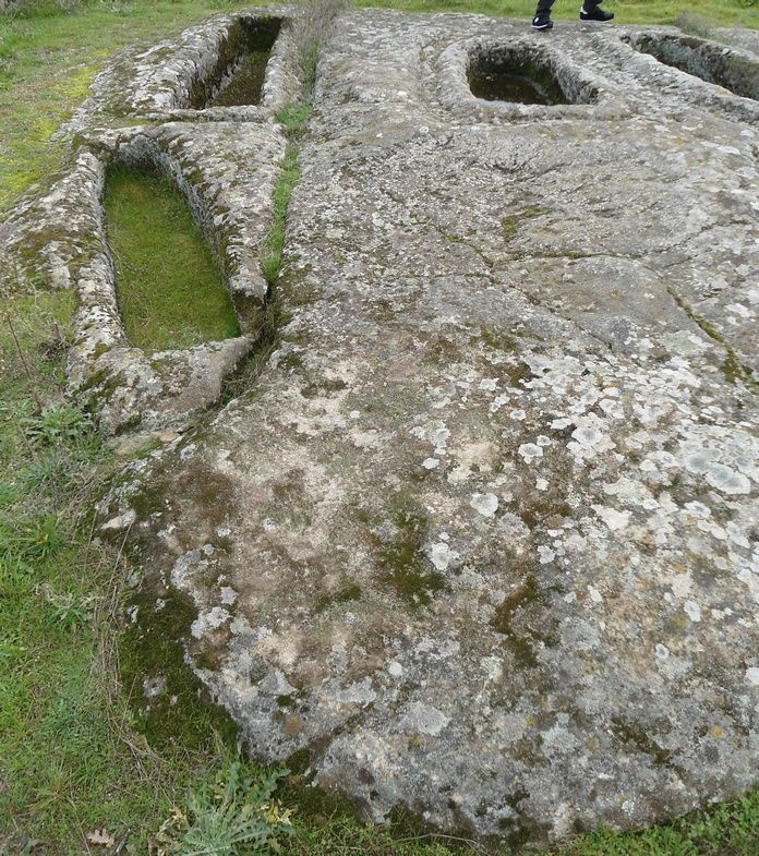 le site archéologique du Sabel comprend un dolmen, des tombes rupestres, des sarcophages pour le cimetière mais aussi un habitat ancien avec pressoir et traces de constructions diverses