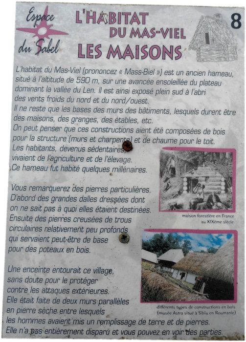 le site archéologique du Sabel comprend un dolmen, des tombes rupestres, des sarcophages pour le cimetière mais aussi un habitat ancien avec pressoir et traces de constructions diverses