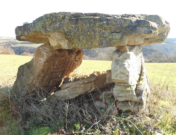 le site archéologique du Sabel comprend un dolmen, des tombes rupestres, des sarcophages pour le cimetière mais aussi un habitat ancien avec pressoir et traces de constructions diverses