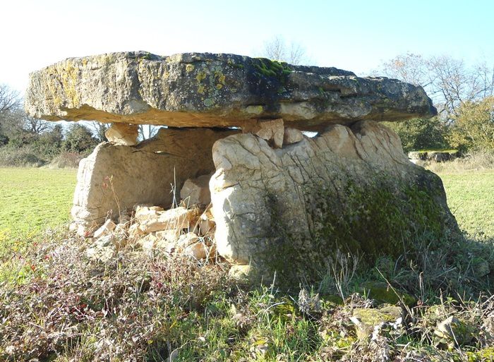 le site archéologique du Sabel comprend un dolmen, des tombes rupestres, des sarcophages pour le cimetière mais aussi un habitat ancien avec pressoir et traces de constructions diverses