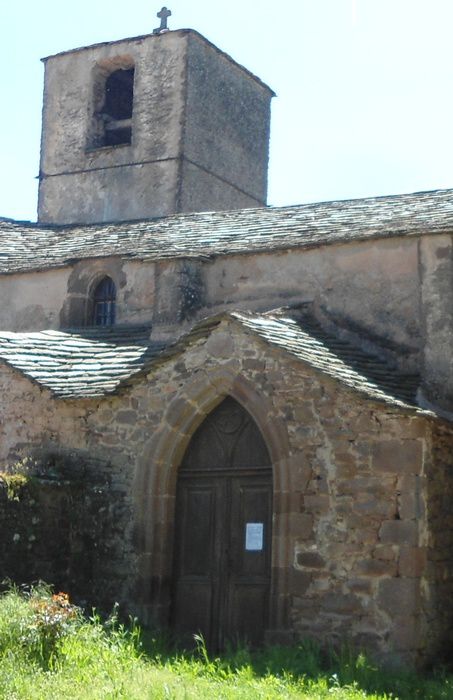 L'église de St Pierre d'Issis est l'une des plus anciennes églises du Rouergue elle fut sans doute la 1re église matrice de Camarès, c'était un prieuré