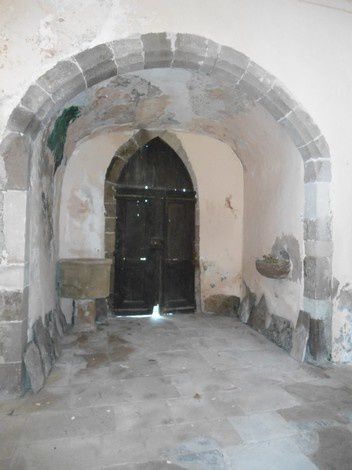 L'église de St Pierre d'Issis est l'une des plus anciennes églises du Rouergue elle fut sans doute la 1re église matrice de Camarès, c'était un prieuré