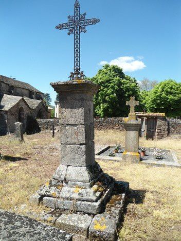 L'église de St Pierre d'Issis est l'une des plus anciennes églises du Rouergue elle fut sans doute la 1re église matrice de Camarès, c'était un prieuré