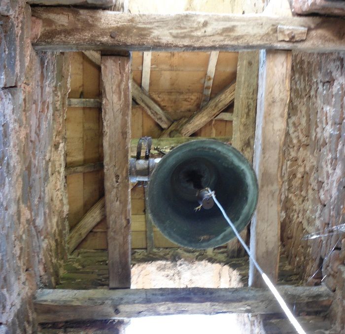 L'église de St Pierre d'Issis est l'une des plus anciennes églises du Rouergue elle fut sans doute la 1re église matrice de Camarès, c'était un prieuré