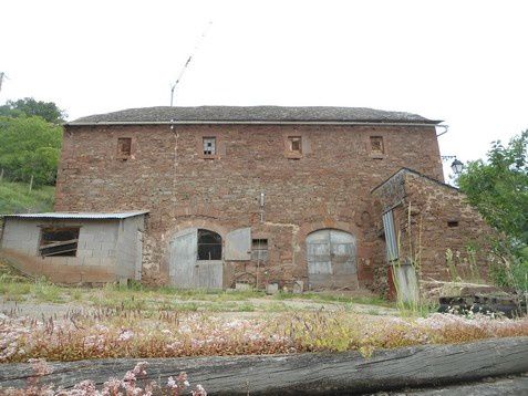 Les premiers seigneurs de La Romiguière furent semble-t-il les comtes de Toulouse. Situé à 470 m d’altitude moyenne sur le bord du plateau de Saint Victor, il domine le Tarn au-dessus du Truel. Une route en lacets grimpe de 180m au milieu des châtaigniers du bois de Ricard.