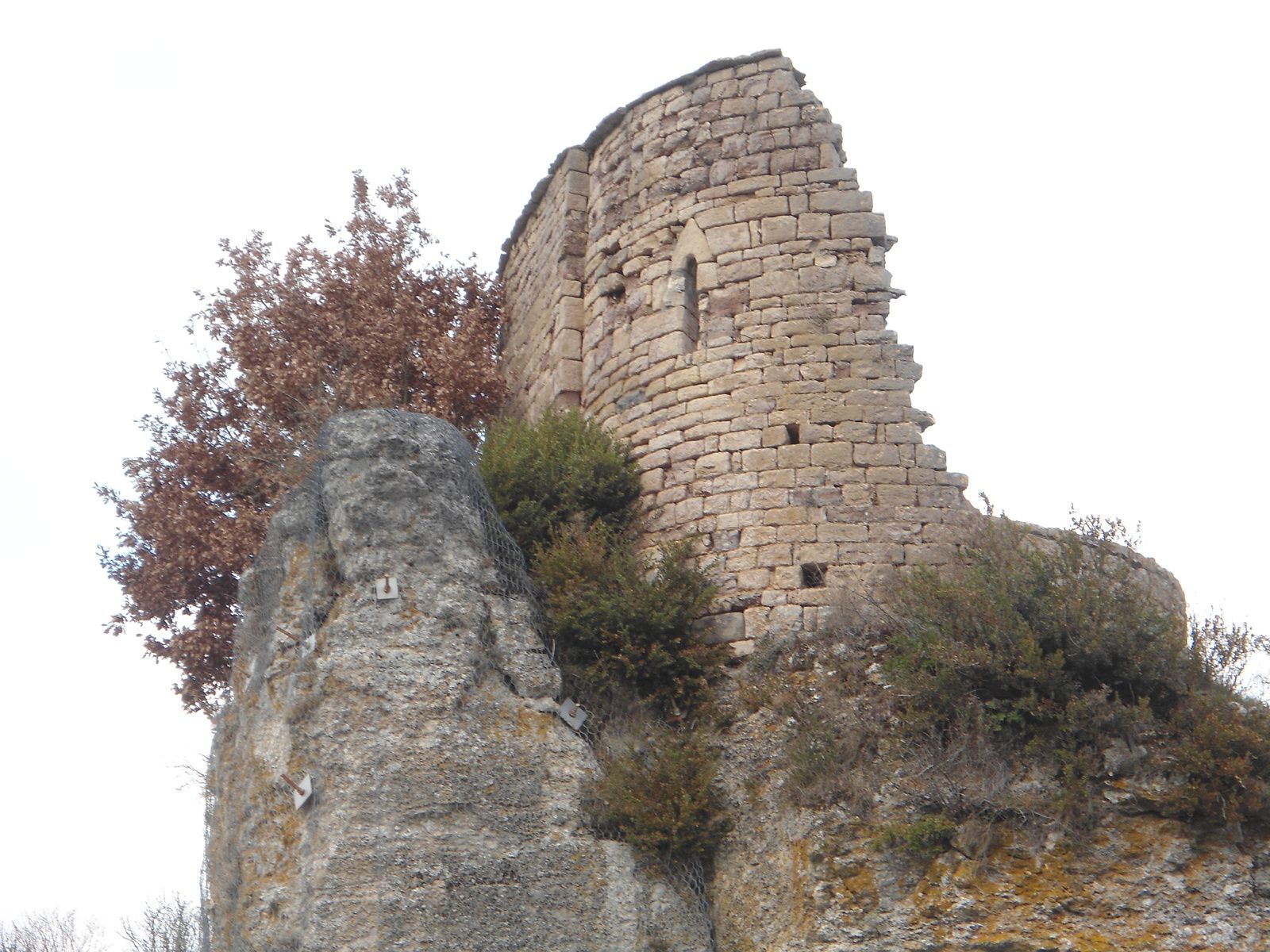 Le rocher qui contrôlait au Sud-Ouest l’accès au débouché des caves avait été fortifié et pourvu d’un château