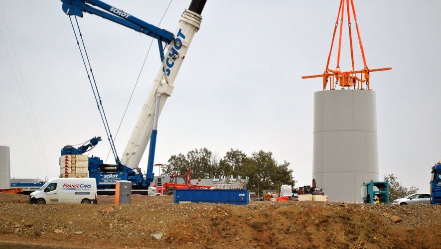 Crassous Réunis deux par deux, ces éléments sont superposés pour former la base du fût