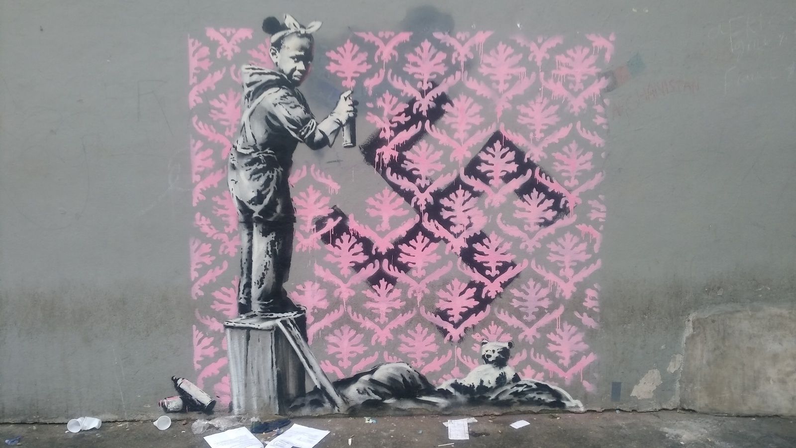 De La Bombe Haineuse Souille Le Graff De Banksy Porte De La Chapelle A Paris Philippe Caro