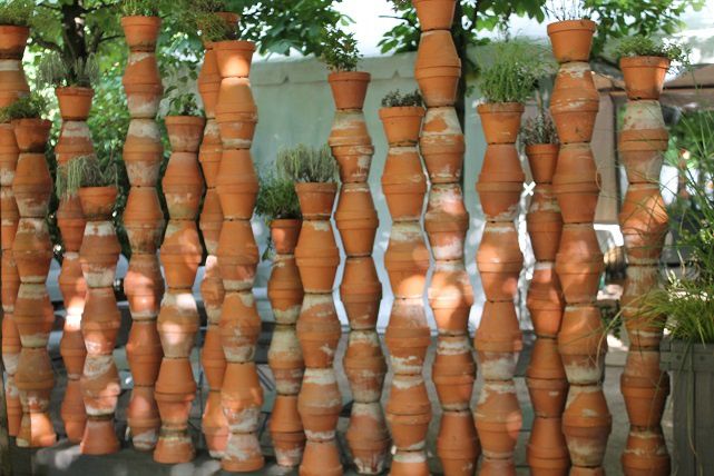 Des pots en terre cuite pour refaire la déco du jardin