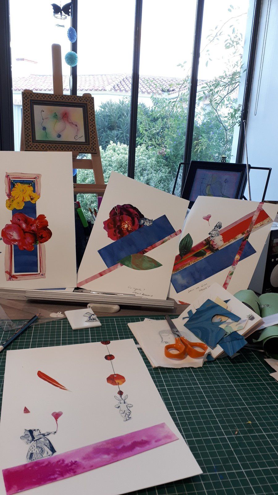 Les Collages d'eMmA MessanA, la série "Alice" sur la table de l'atelier de Saint-Urbain 8 novembre 2019