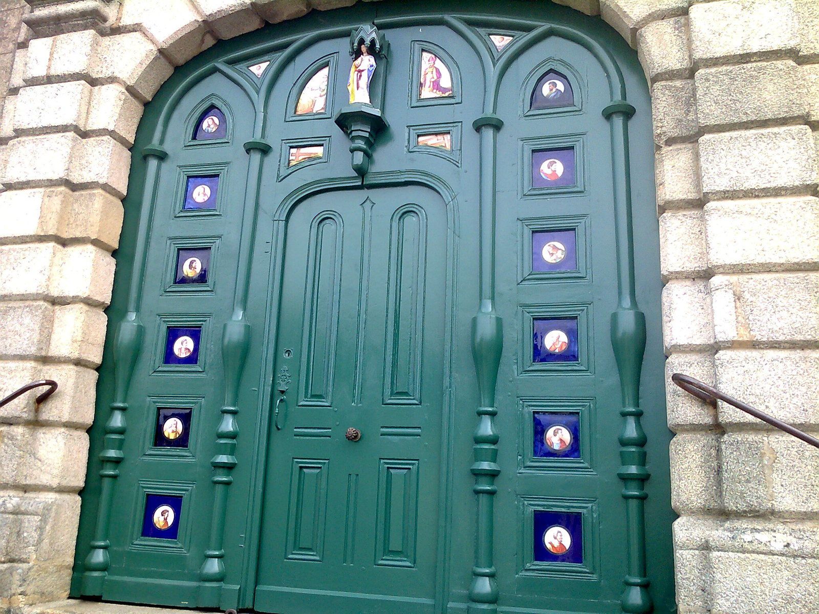 Une porte habillée de porcelaine à Pierre Buffière