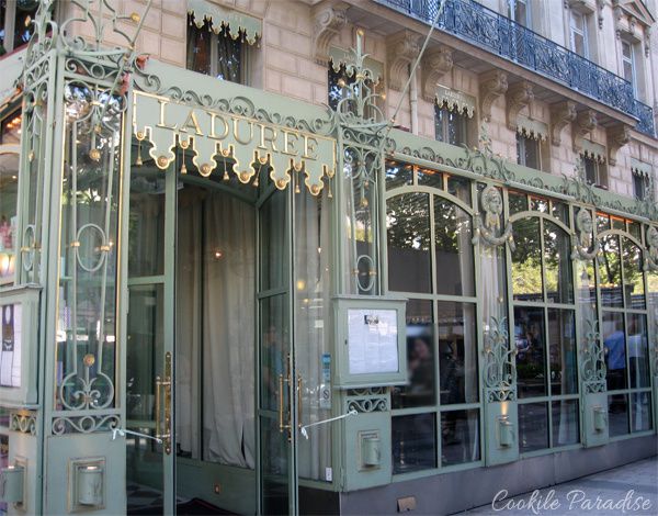 Invitation au salon de thé Ladurée sur les Champs Elysées 
