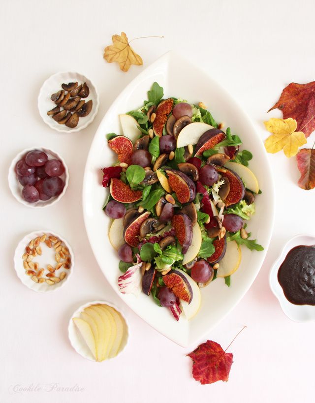 Salade d’automne aux mesclun, figue, raisin, poire, champignon et pignon de cèdre avec sa sauce brune au miel-balsamique 