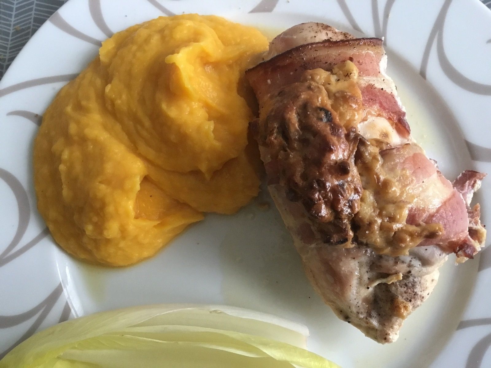 Blanc de poulet farci aux oignons, échalote et fromage frais Madame Loïc enveloppé de lard fumé