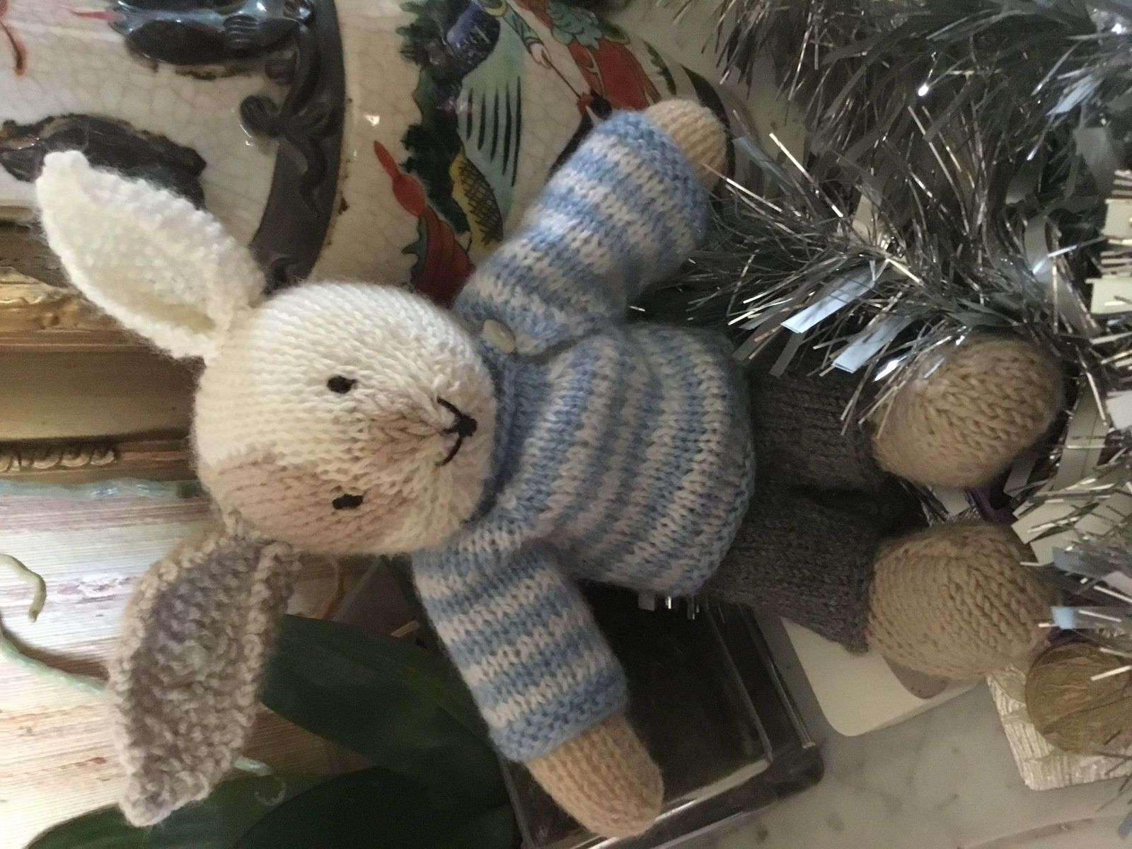 mon adorable petit lapin en tricot tout habillé