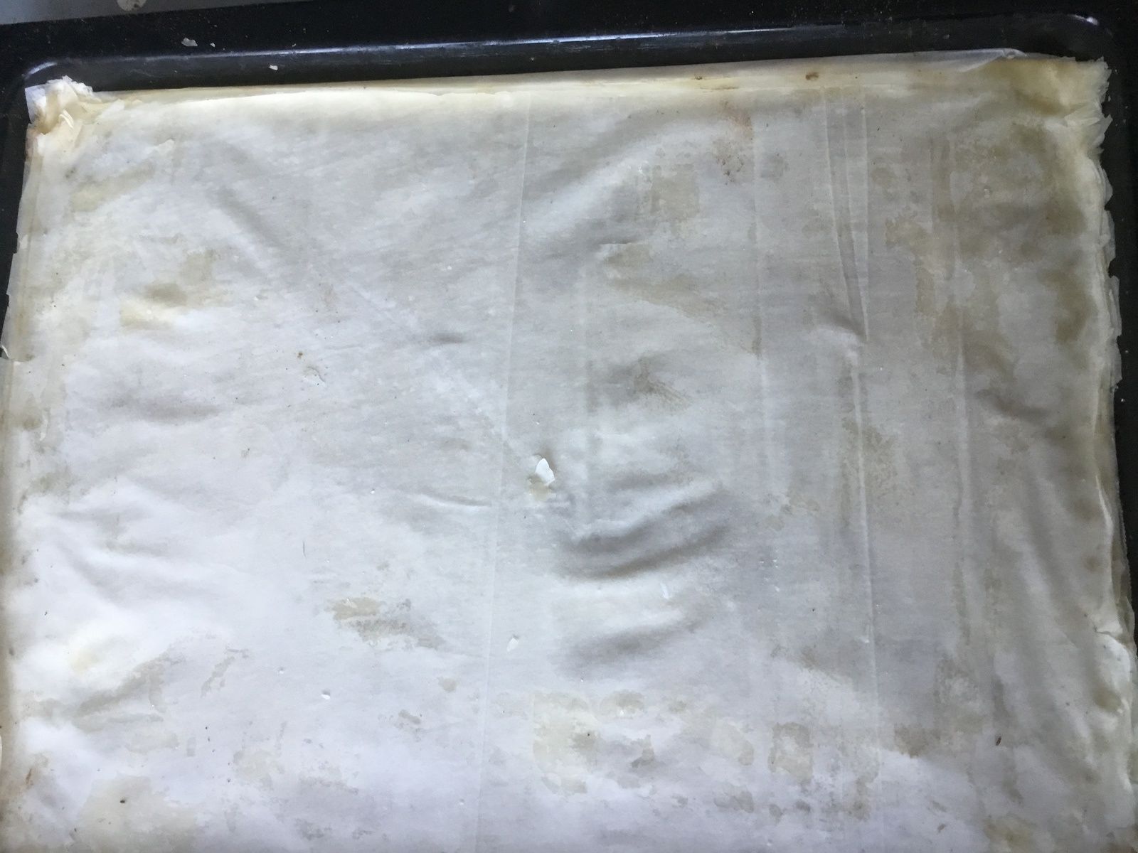 Baklavas la farce recouverte par les feuilles de pâte filo