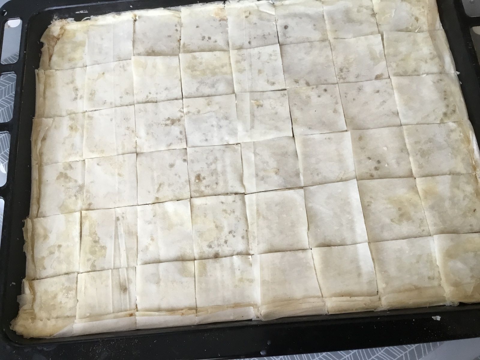 baklavas : la pâte découpées en carrés