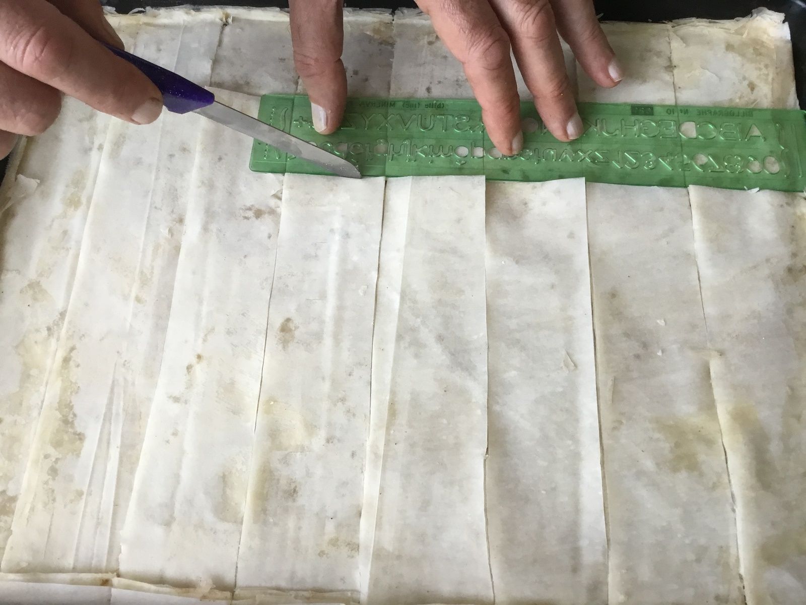 baklavas : découpage en carrés de la pâte