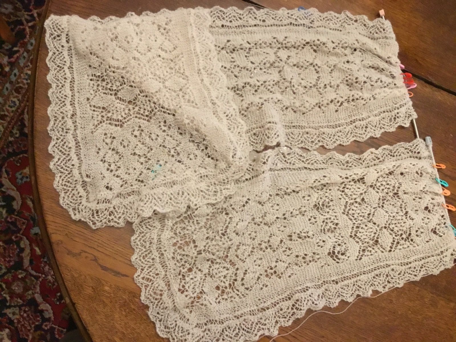étole en tricot dentelle Shetland en cours de réalisation