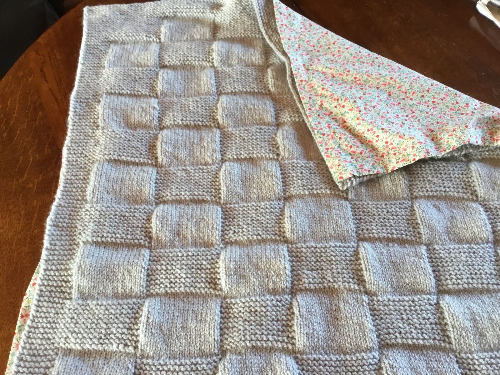 Petite Couverture Naissance Pour Bebe Tricotee En Laine Sport De Bergere De France Dentelle Broderie Tricot Cuisine Jardinage Et Questions Environnementales De Jauneyris