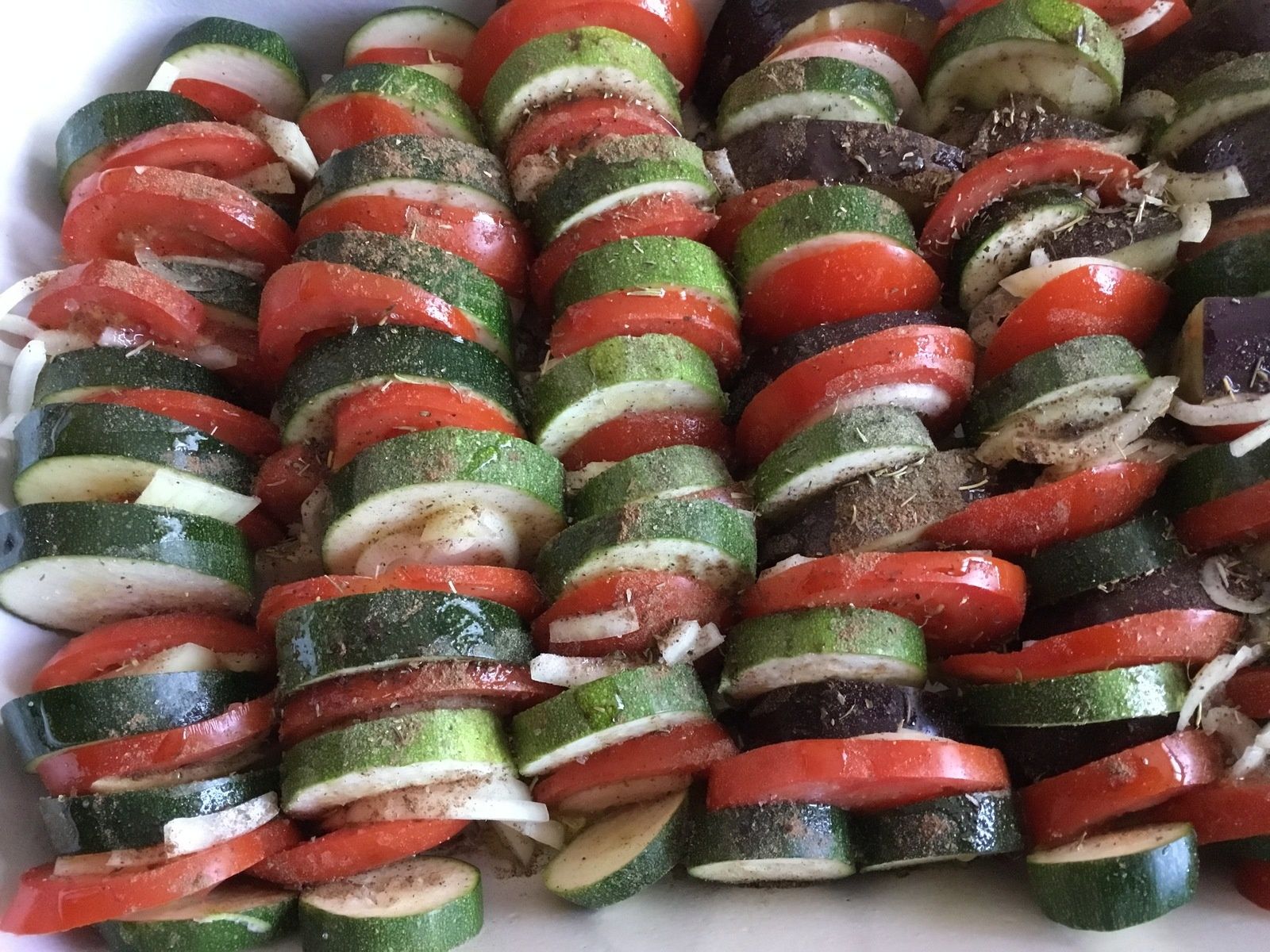 Tian de légumes aux courgettes, aubergines et tomates avant cuisson