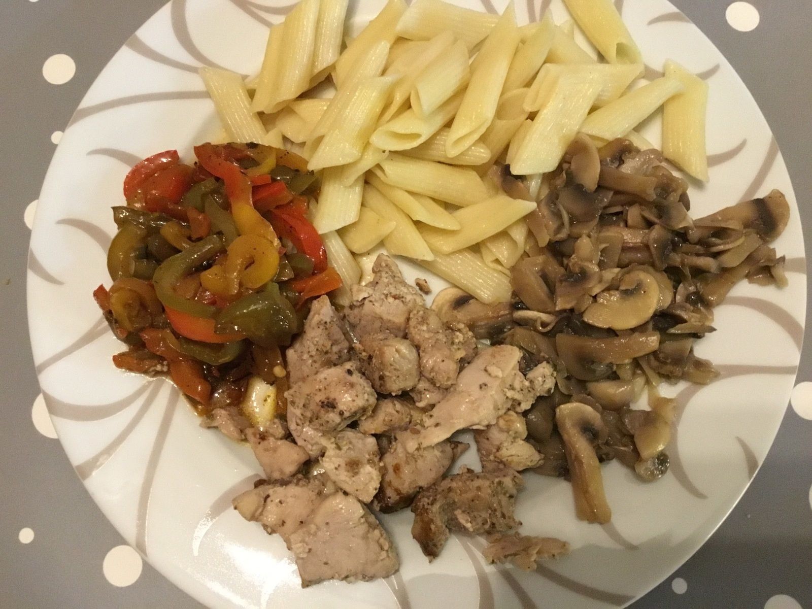 Pâtes penne rigate aux poivrons, poulet et champignons