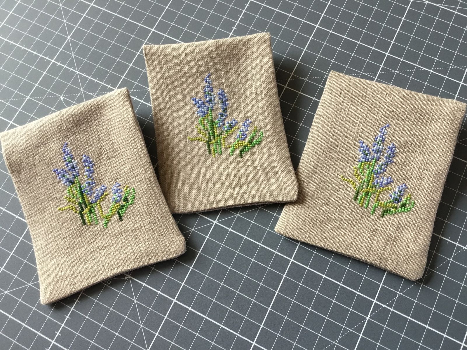 petits sachets brodés pour la future récolte de lavande du jardin