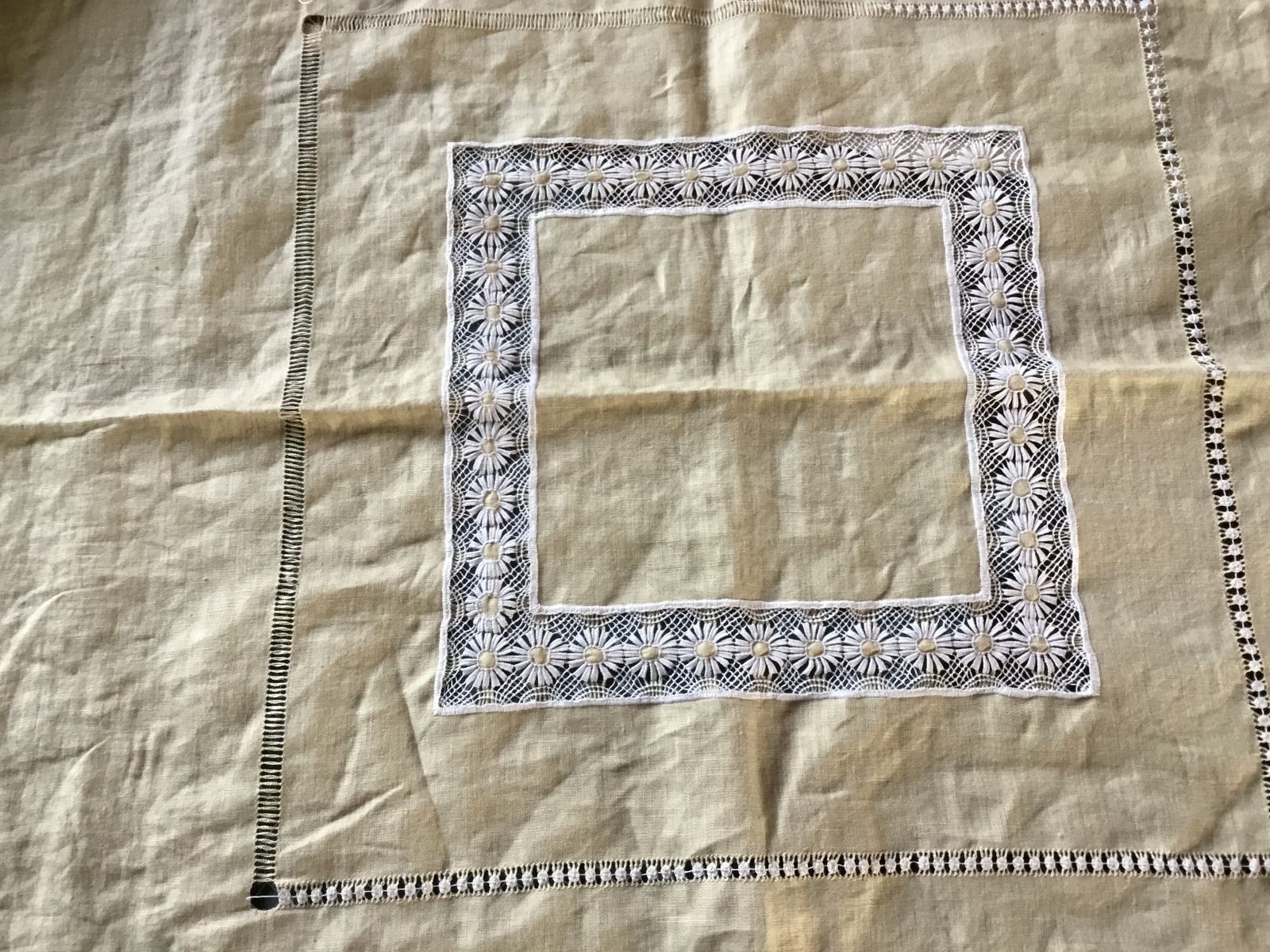 nappe en broderie Cilaos et jours à roue