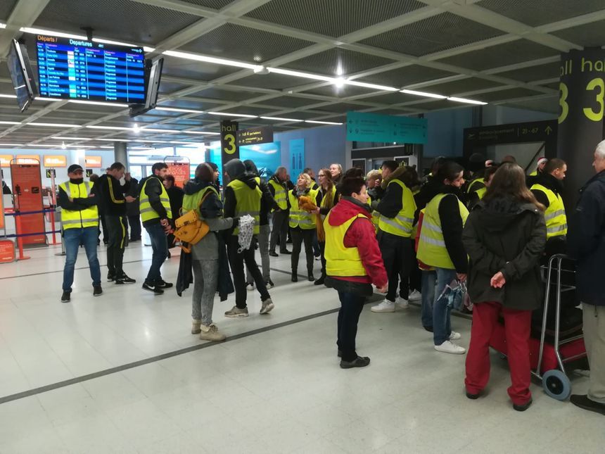 Les Gilets Jaunes à Laéroport De Nantes Et En Divers