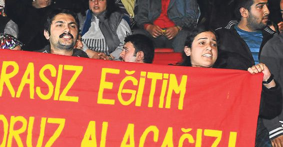 Ferhat Tüzer et Berna Yilmaz le 14 mars 2010. Sur la banderole : "Nous voulons un enseignement gratuit - et nous l'aurons!". Photo publiée par Radikal, 19 juin 2011