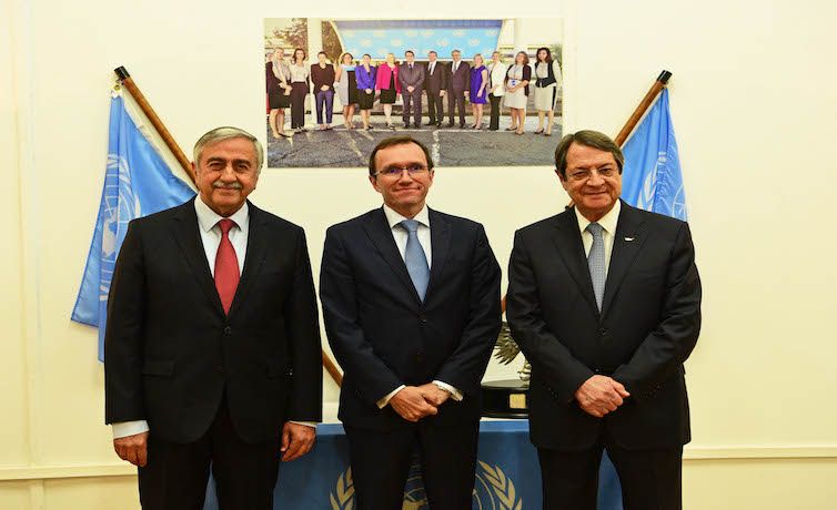 A gauche, Mustafa Akıncı, dirigeant de la "République turque de Chypre du Nord"; au centre, Espen Barth Eide, Conseiller spécial du secrétaire général de l'ONU pour la question chypriote; à droite, Nicos Anastasiadis, Président de la République de Chypre. Photo publiée par le site de l'ONU http://www.uncyprustalks.org